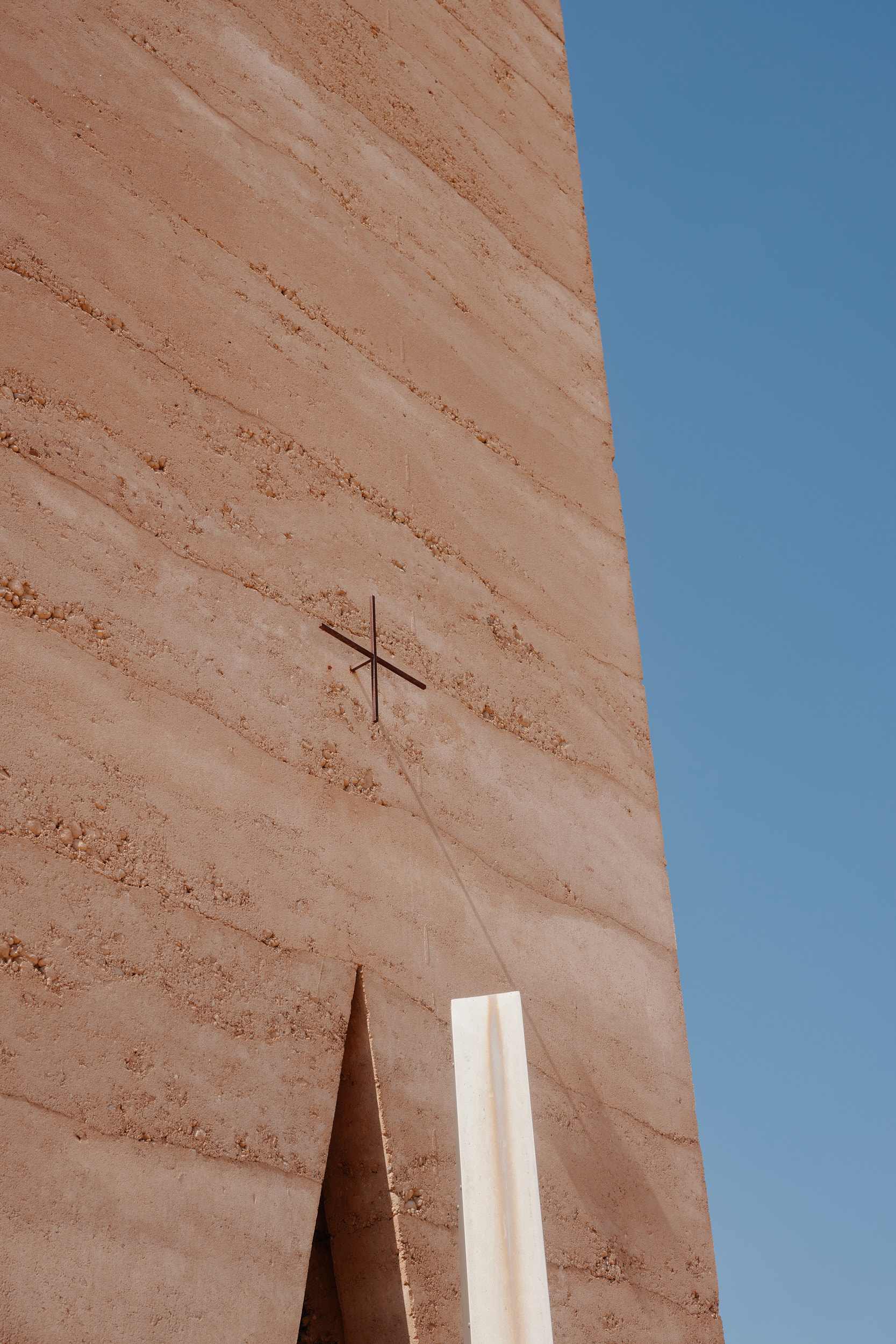 Monolithische Betonfassade der Bruder Klaus Feldkapelle in NRW