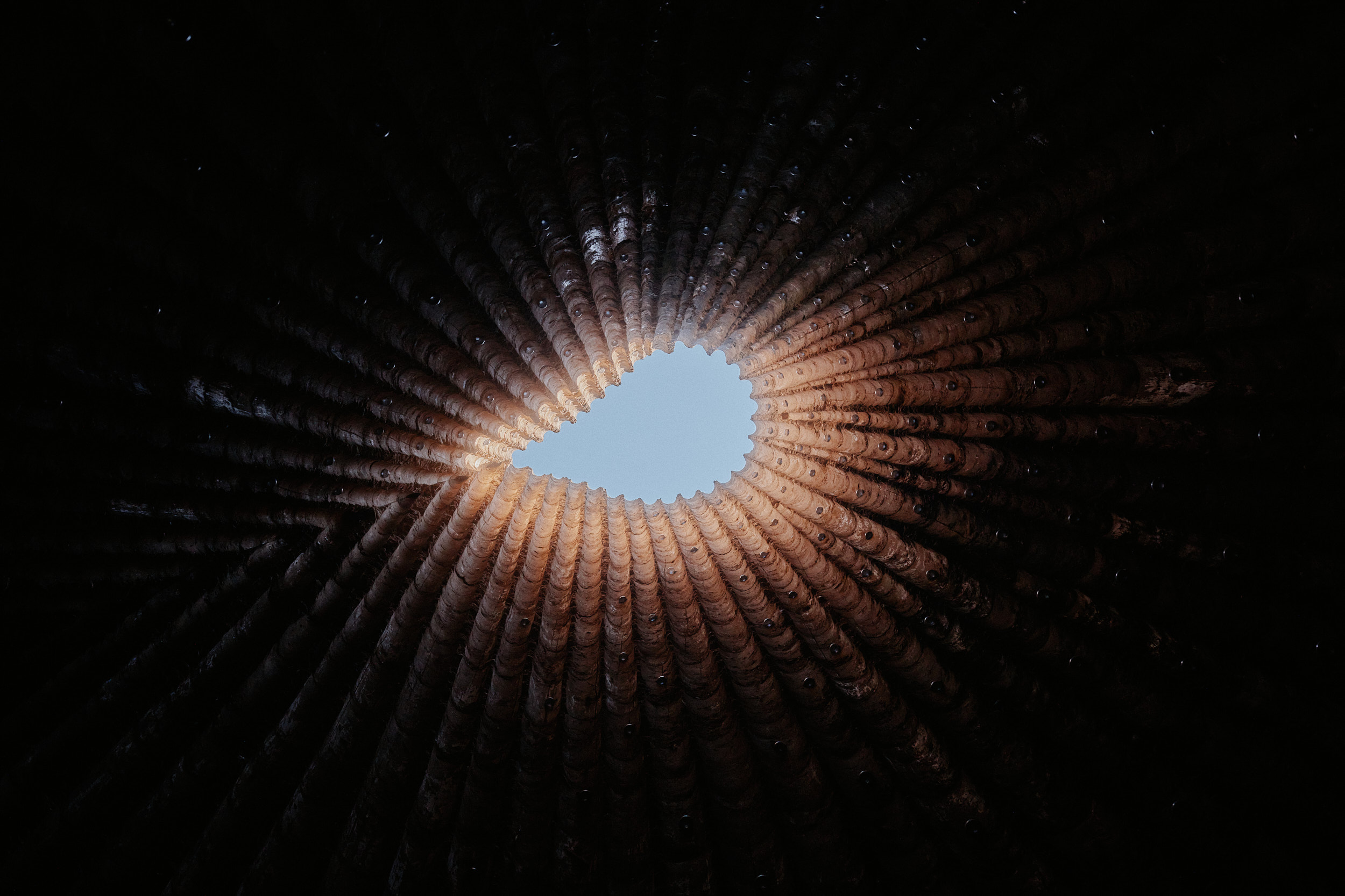 Oculus-Öffnung in der Decke der Bruder Klaus Kapelle