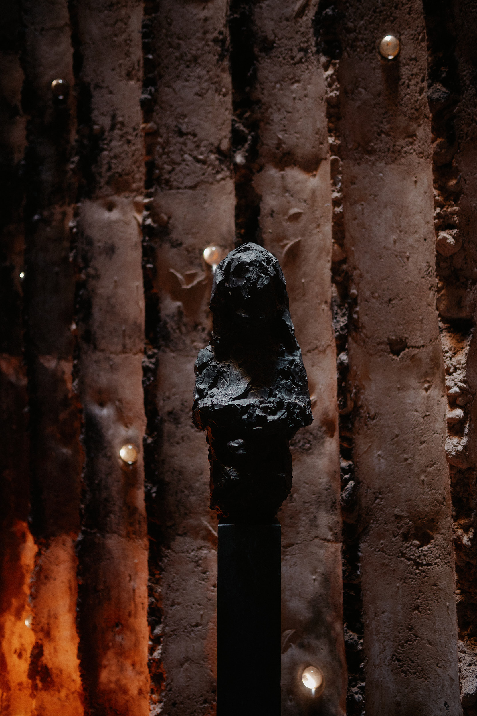 Ausdrucksstarkes Zusammenspiel von Licht und Schatten im Innenraum der Bruder Klaus Kapelle