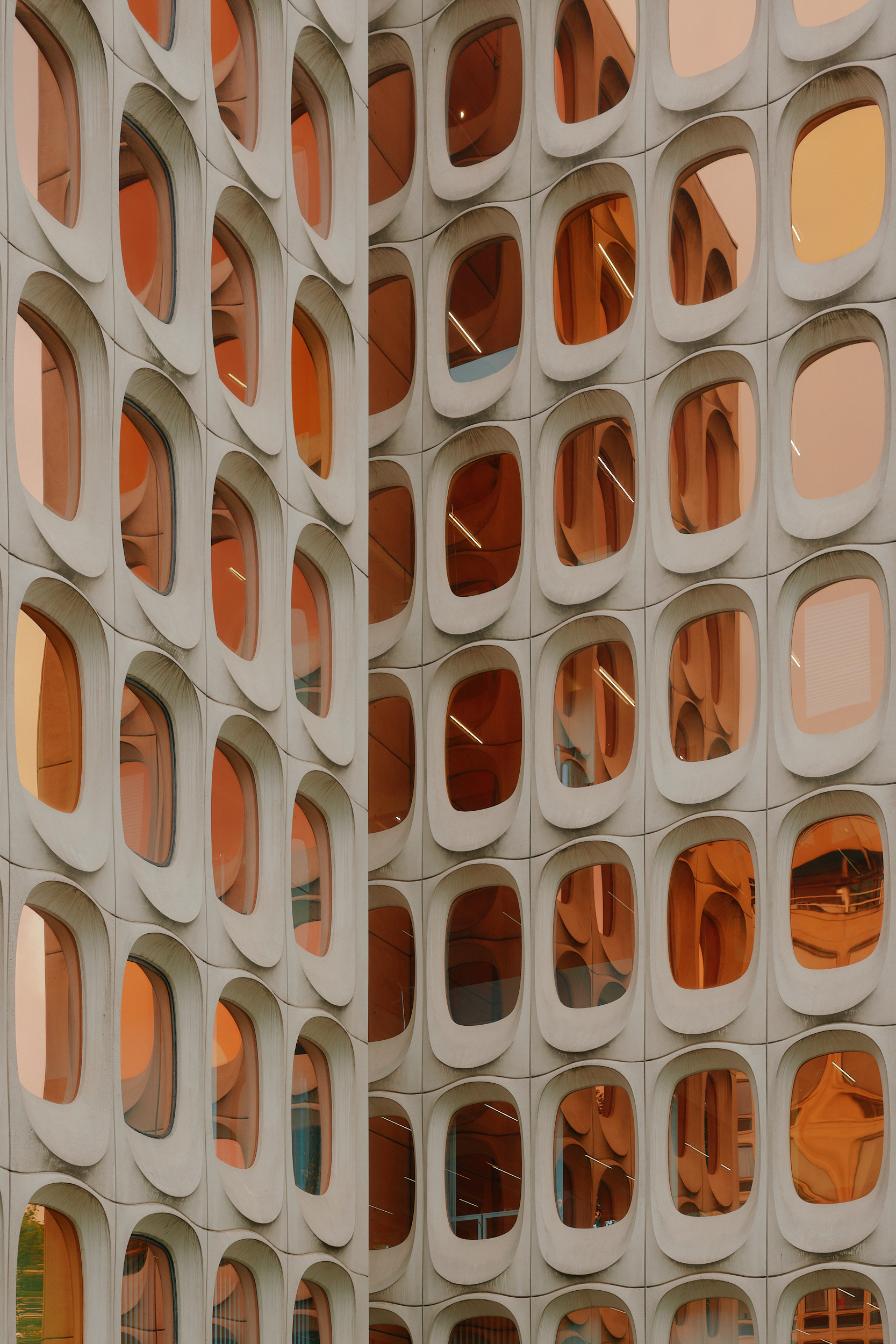Detailaufnahme von Beton, Fenster und Fassadenrhythmus am CBR Building