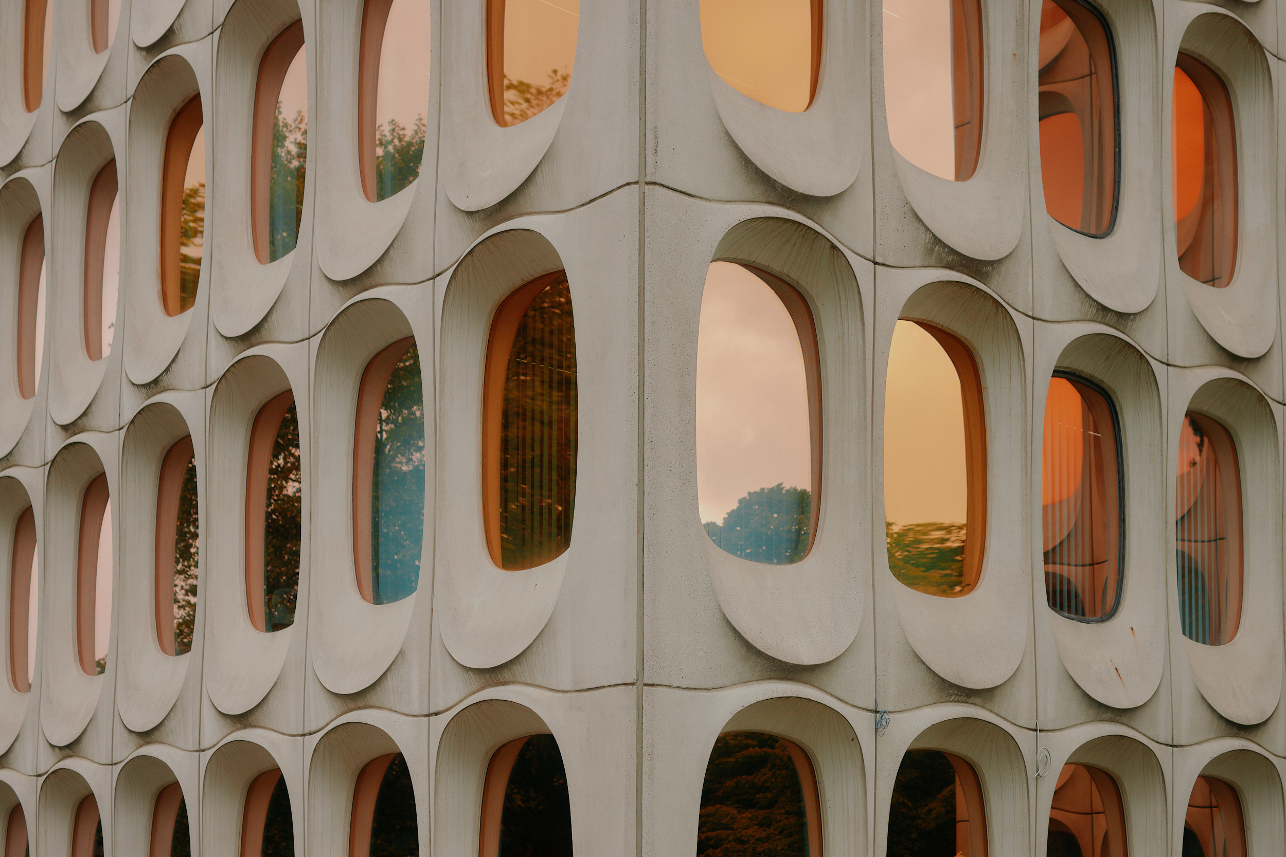 Repetitive prefabricated concrete elements at the CBR Building in Brussels