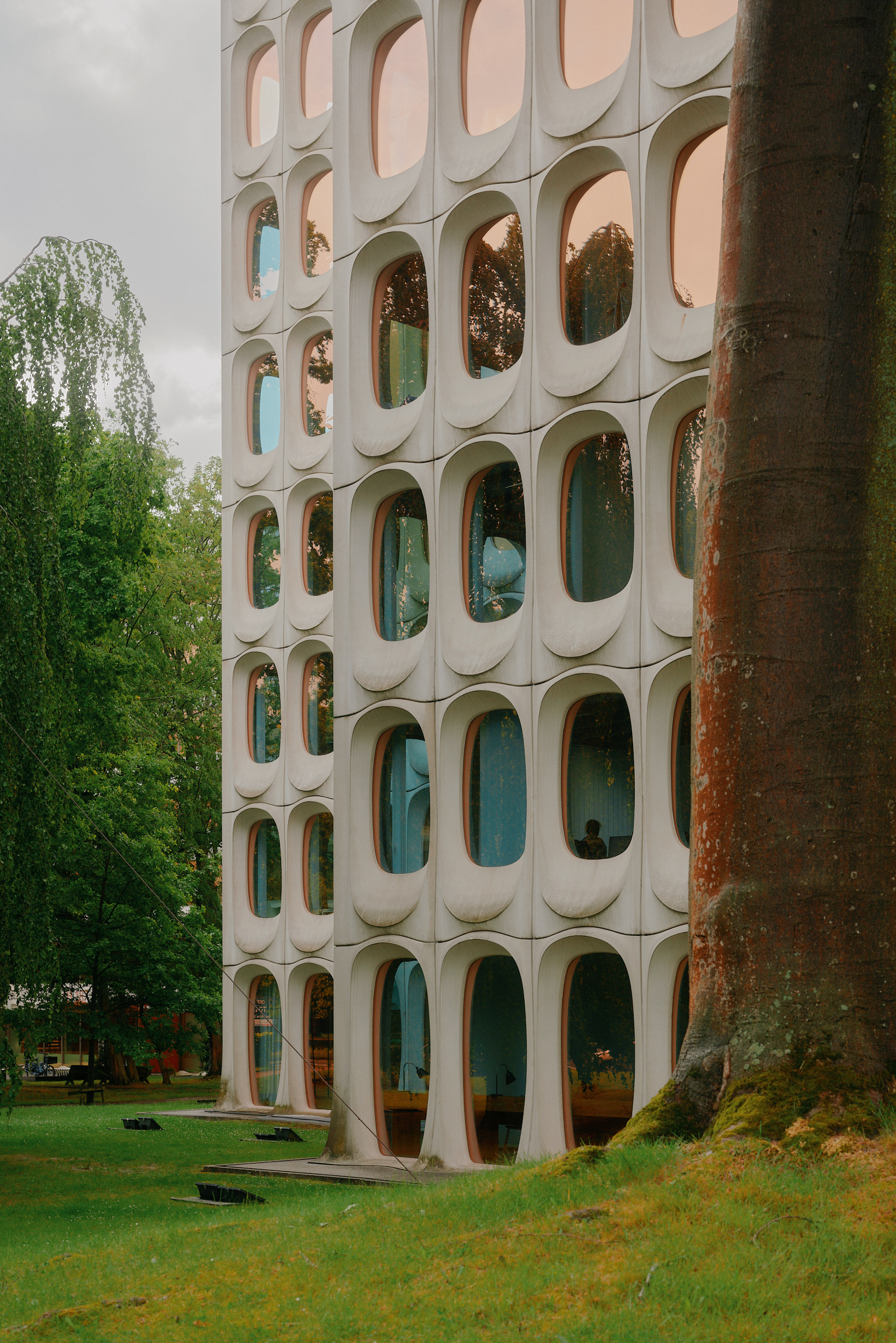 Detail der modularen Sichtbetonfassade des CBR Building in Brüssel